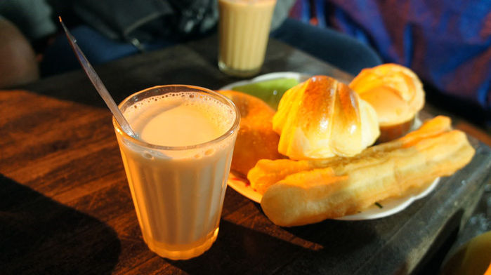 Khách du lịch thưởng thức sữa đậu nành nóng thường dùng kèm một vài chiếc bánh ngọt, bánh sừng trâu.
